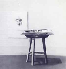 Portrait und Schemel
